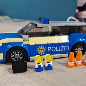 Voiture de patrouille de police composée de blocs de serrage, briques imprimées et emballages en carton, voiture de police pour enfants, blocs de serrage de ville