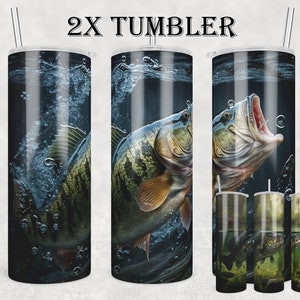 Op de afbeelding: Twee roestvrijstalen tumblers met een ontwerp van een grote baars die uit het water springt. De tumblers zijn zwart met een blauw en groen ontwerp. De tekst "2X TUMBLER" is bovenaan de afbeelding gedrukt.