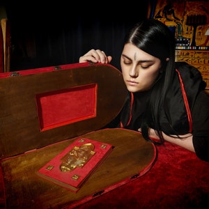 Stele mit Enthüllungskasten mit dem Buch des Gesetzes * Stele mit Enthüllungsdose mit Liber Al vel Legis * Stele und Heiliges Buch für Thelemitische Altäre