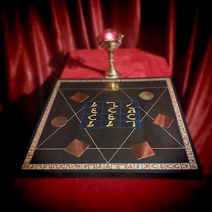 De Enochiaanse Heilige Tafel van John Dee. Handgemaakt occult artefact voor communicatie met engelen. Op bestelling gemaakt op natuurlijk hout met 22 kt bladgoud
