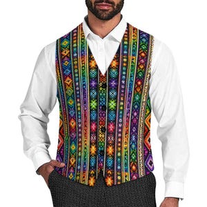 Könnte beinhalten: Eine farbenfrohe Weste mit einem lebendigen, gemusterten Design. Die Weste hat vertikale Streifen in verschiedenen Farben, darunter Rot, Orange, Gelb, Grün, Blau und Lila. Das Muster umfasst geometrische Formen und florale Motive. Die Weste hat einen V-Ausschnitt und schwarze Knöpfe.