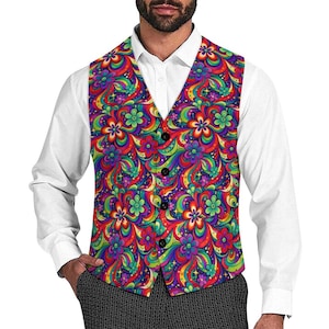 Puede incluir: Un chaleco colorido con un patrón floral psicodélico en tonos de rojo, morado, verde y azul. El chaleco tiene cuello en V y botones negros. El chaleco se lleva sobre una camisa blanca.