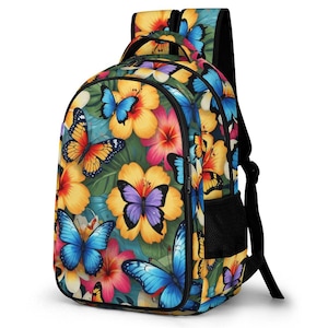 Puede incluir: Una colorida mochila con un vibrante estampado floral y de mariposas. El diseño incluye mariposas amarillas, naranjas, azules y moradas entre flores amarillas y rosas sobre un fondo turquesa. La mochila tiene correas negras y un bolsillo lateral.