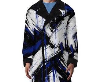 Puede incluir: Un abrigo largo con un diseño abstracto de pinceladas en negro, blanco y azul. El abrigo tiene cuello y puños negros. El abrigo está abierto, revelando una camisa azul. El abrigo es de longitud media.