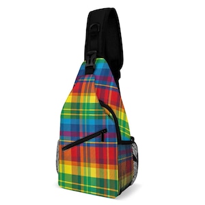 Puede incluir: Bolso bandolera con estampado de cuadros arcoíris con una correa negra ajustable y un bolsillo lateral de malla. El bolso tiene un bolsillo frontal con cremallera. El diseño a cuadros incorpora colores rojo, amarillo, verde, azul y morado.