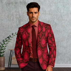 Blazer de cachemira negro y rojo con estampado integral para hombre: una elegante chaqueta de algodón para cualquier ocasión.