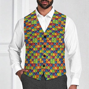 Puede incluir: Un chaleco colorido con un vibrante patrón de tablero de ajedrez en tonos de rojo, naranja, amarillo, verde, azul y morado. El chaleco tiene cuello en V, botones negros y se usa sobre una camisa blanca.
