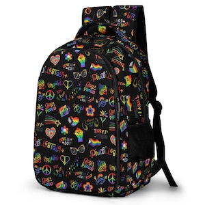 Puede incluir: Mochila negra con un colorido diseño temático del Orgullo. El diseño incluye arcoíris, corazones, símbolos de la paz y textos como "Gay", "Pride" y "Love is Love". Cuenta con un bolsillo lateral y correas ajustables.