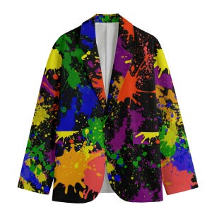 Pode incluir: Um blazer preto com um design vibrante de respingos de tinta em amarelo, verde, azul, laranja e roxo. O casaco tem uma lapela entalhada clássica e dois bolsos frontais. O forro interior é branco.