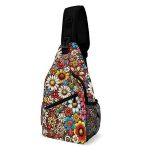 Może przedstawiać: Kolorowa torba na ramię z żywym kwiatowym wzorem. Torba posiada czarny, regulowany pasek, przednią kieszeń zapinaną na zamek i boczną kieszeń z siatki. Wzór zawiera stokrotki, słoneczniki i inne kwiaty.