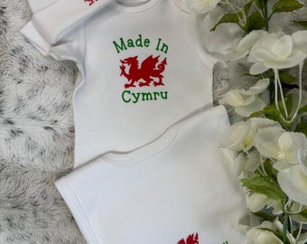 Made In Cymru Baby Gift Set – Welsh Dragon Motif Bodysuit, Bib & Beanie with FREE Delivery