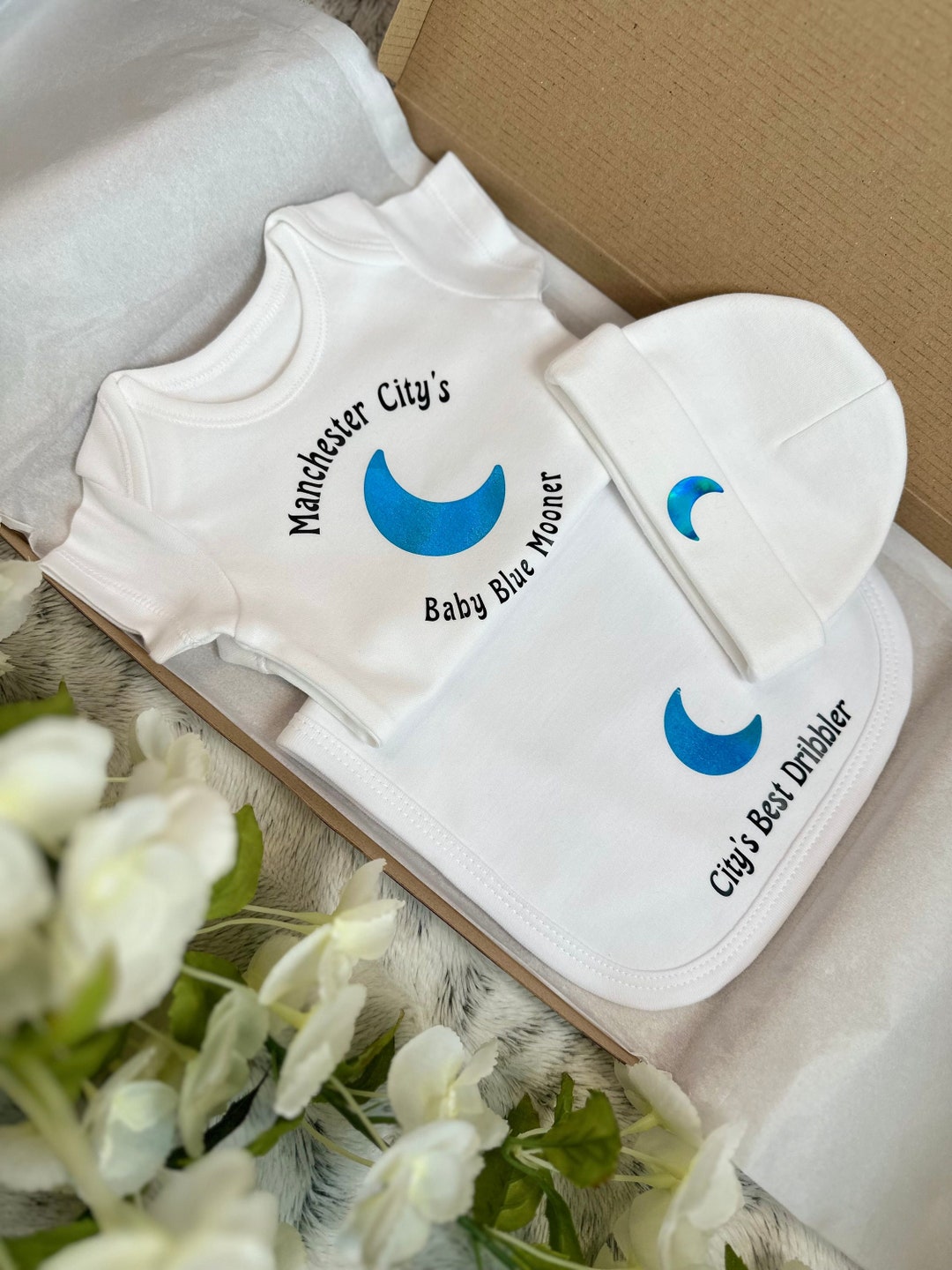 Manchester City Fan New Born Gift Set With Baby Grow Bib Beanie Hat ...