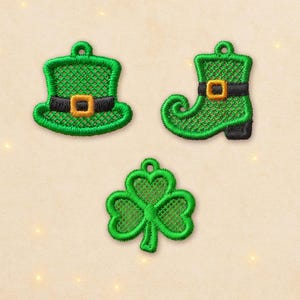Op de afbeelding: Drie geborduurde patches met het thema St. Patrick's Day. De patches bevatten een groene leprechaun hoed met een zwarte en gouden gesp, een groene laars met een zwarte gesp en een groene klaver.
