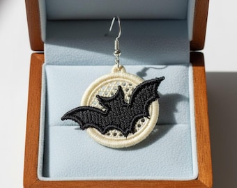 Pendientes FSL. Diseños para bordado a máquina. Pendientes de encaje con diseño de murciélago lunar – Halloween. Aro de 4x4. Descarga instantánea. Formatos PES y otros.