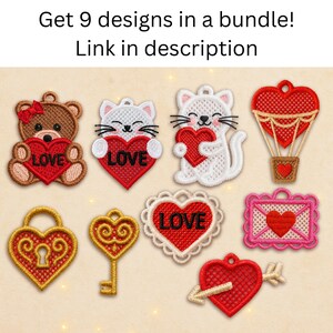 Op de afbeelding: Negen geborduurde ontwerpen met Valentijnsdagthema's. Inclusief een teddybeer, katten, een luchtballon, een slot, een sleutel, een hart met kant, een envelop en een hart doorboord met een pijl. De tekst bovenaan luidt "Ontvang 9 ontwerpen in een bundel! Link in beschrijving."