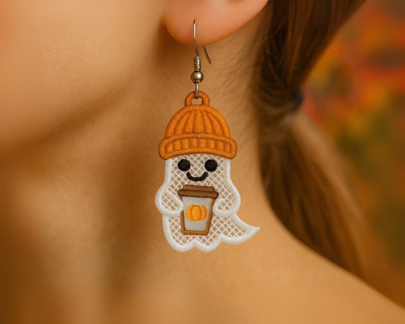 Puede incluir: Pendientes bordados de fantasma sonriente, con gorro naranja y taza de caf&eacute; con calabaza. El fantasma blanco tiene un dise&ntilde;o de encaje. Los pendientes tienen ganchos plateados.