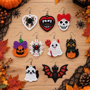 Puede incluir: Una colección de diez pendientes bordados con temática de Halloween que incluyen varios diseños como una araña en un corazón, labios de vampiro, una calavera con lazo rojo, una calabaza, una telaraña, un fantasma con tridente, un gato y un murciélago.