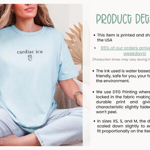 Pu&ograve; includere: Maglietta blu chiaro con il testo "cardiac icu" e una piccola grafica a forma di cuore. La maglietta &egrave; stampata e spedita dagli Stati Uniti. Il 95% degli ordini arriva entro 8 giorni lavorativi.