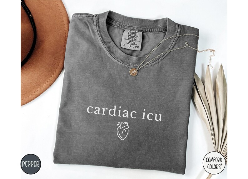 Pu&ograve; includere: Una maglietta grigia scura con il testo "cardiac icu" e una piccola grafica a forma di cuore stampata in bianco. La maglietta &egrave; realizzata in un materiale morbido e confortevole.