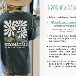 Może przedstawiać: Szary T-shirt z nadrukiem białych stokrotek i tekstem "NEONATAL INTENSIVE CARE UNIT".