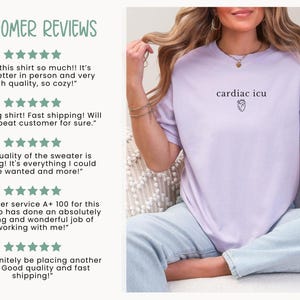 Pu&ograve; includere: Una maglietta viola con il testo "cardiac icu" e una piccola grafica a forma di cuore. La maglietta &egrave; indossata da una persona con jeans blu chiaro.