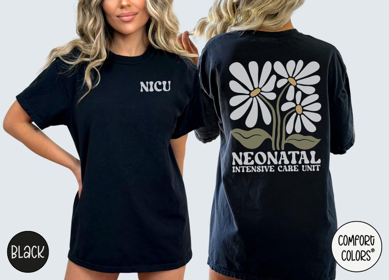 Może przedstawiać: Czarny T-shirt z napisem "NICU" z przodu i wzorem białych stokrotek z zielonymi łodygami i liśćmi z tyłu. Napis "Neonatal Intensive Care Unit" znajduje się pod stokrotkami.
