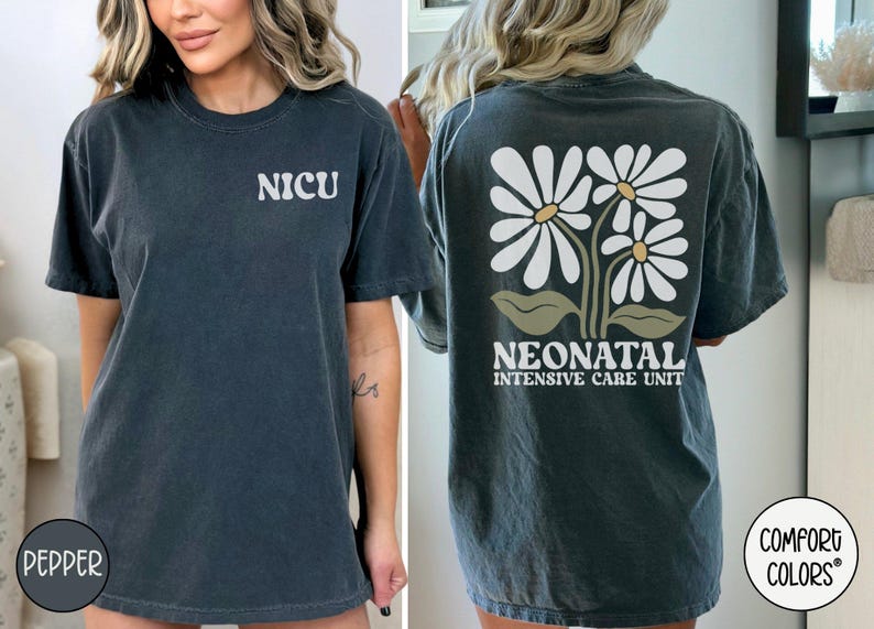 Może przedstawiać: Szary t-shirt z napisem "NICU" z przodu i "NEONATAL INTENSIVE CARE UNIT" z kwiatowym wzorem z tyłu. Koszulka wykonana jest z miękkiego, wygodnego materiału.