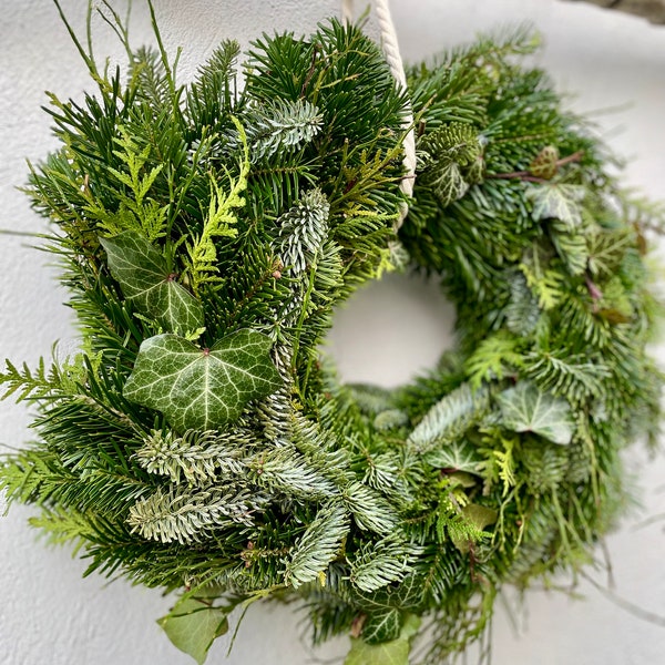 Türkranz "Waldeslust"  Winterkranz, Türkranz , Adventskranz aus frischer Tanne gebunden