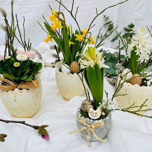 Easter arrangement, table decoration, flower arrangement made of fresh flowers, spring decoration
