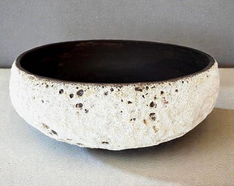 Cuenco poco profundo de cerámica con textura volcánica / Gres escultural hecho a mano / Decoración minimalista brutalista