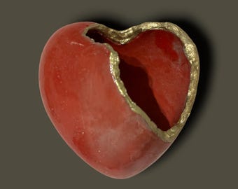 Escultura de corazón roto de cerámica roja hecha a mano, con detalles dorados