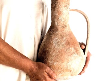 Vasija antigua hecha a mano. Cerámica texturizada, estilo rústico, para decoración del hogar y el jardín.