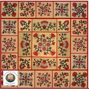 Può includere: Una trapunta con un design a patchwork che presenta un motivo ripetitivo di fiori rossi, bianchi e blu. La trapunta è composta da quadrati con un bordo rosso. La trapunta è firmata "Country Clover Company."