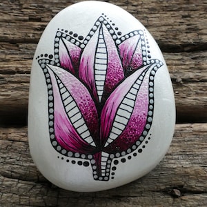 Mandala Stone - Rots - Bloem - Tulp - Handgemaakt - Handgeschilderd - Metallic - Glanzend - Cadeau - Verjaardag - Moederdag - Vriend - Bruiloft