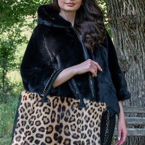 Borsa a busta con stampa leopardata in visone