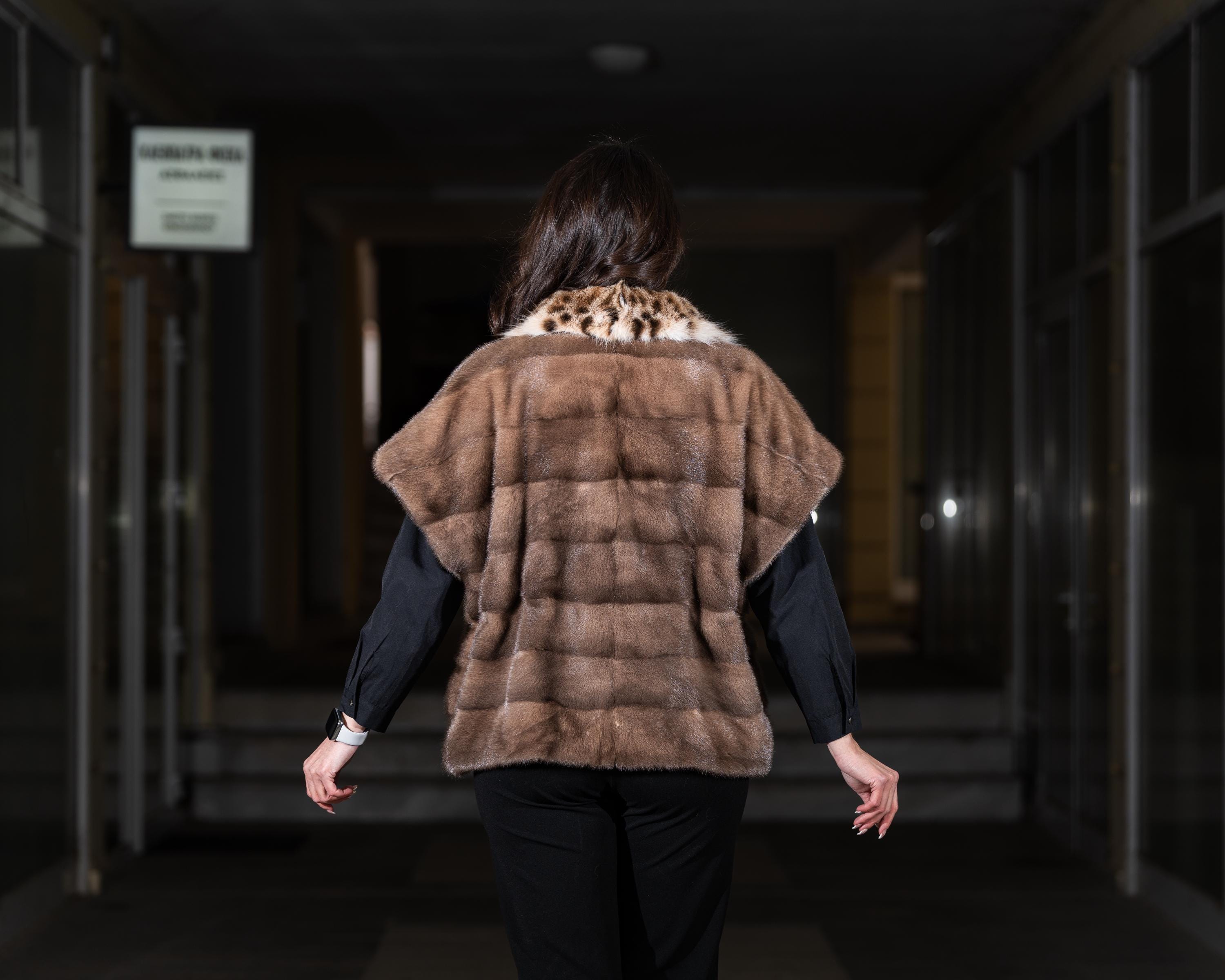 New Italian Mink Fur Vest in Cappuccino Color With English Collar