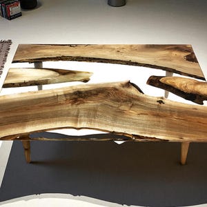 Couchtisch aus Nussbaumholz & Epoxidharz: Moderner Live Edge Mitteltisch