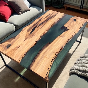 Handgemaakte olijfhouten epoxy salontafel, moderne tafel in het midden met Live Edge
