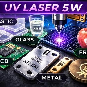 Puede incluir: Imagen que muestra el grabado l&aacute;ser UV en varios materiales. Incluye pl&aacute;stico, vidrio, PCB, metal y fruta. El l&aacute;ser est&aacute; grabando una manzana con un dise&ntilde;o de coraz&oacute;n. El texto "UV LASER 5W" se muestra en la parte superior.