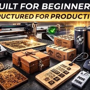 Puede incluir: Una variedad de productos grabados con l&aacute;ser, incluyendo cajas de madera, vasos, llaveros y posavasos. La imagen muestra una m&aacute;quina de grabado l&aacute;ser en funcionamiento, con el texto "BUILT FOR BEGINNERS" y "STRUCTURED FOR PRODUCTION".
