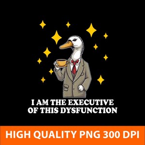 Puede incluir: Un pato de dibujos animados con un traje sosteniendo una taza de café, con el texto "I AM THE EXECUTIVE OF THIS DYSFUNCTION" sobre un fondo negro con acentos de estrellas amarillas. La imagen está etiquetada como "HIGH QUALITY PNG 300 DPI".