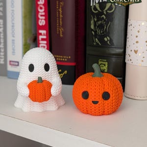 Par stickade spök- och pumpafigurer i set, handgjorda läskiga skrivbordskompisar, mysig höstdekoration för Halloween, kawaii-hyllställ