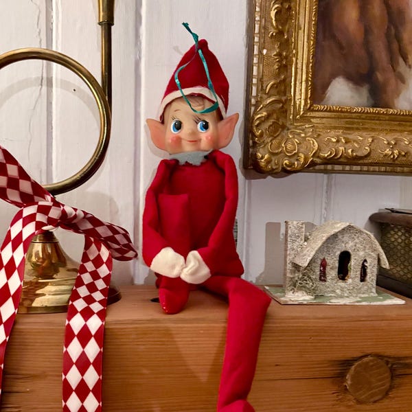 Elfo japonés de los años 60 que abraza las rodillas. Adorno navideño clásico de duende. Decoración navideña nostálgica.