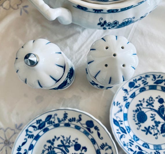 Vintage Vienna Woods Blue Onion China: Covered Vegetable Bowl or