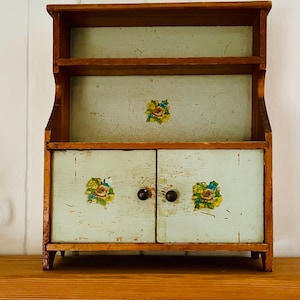 Vintage 40s doll kitchen hutch, primitive, farmhouse, collectible child’s toy. Very grannycore. 2 doors with flower transferware. 1:6 scale.