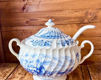 【中古】紅染の盟約 ~Birth of Blue Teardrop~ Vintage Johnson Bros Tulip Time Gravy Boat: Blue Transferware