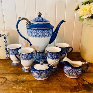 Vintage Bombay Coffee set - 7 pieces coffee / teapot, creamer, lidded sugar bowl, 4 mugs. Blue, white and platinum. Tile pattern.