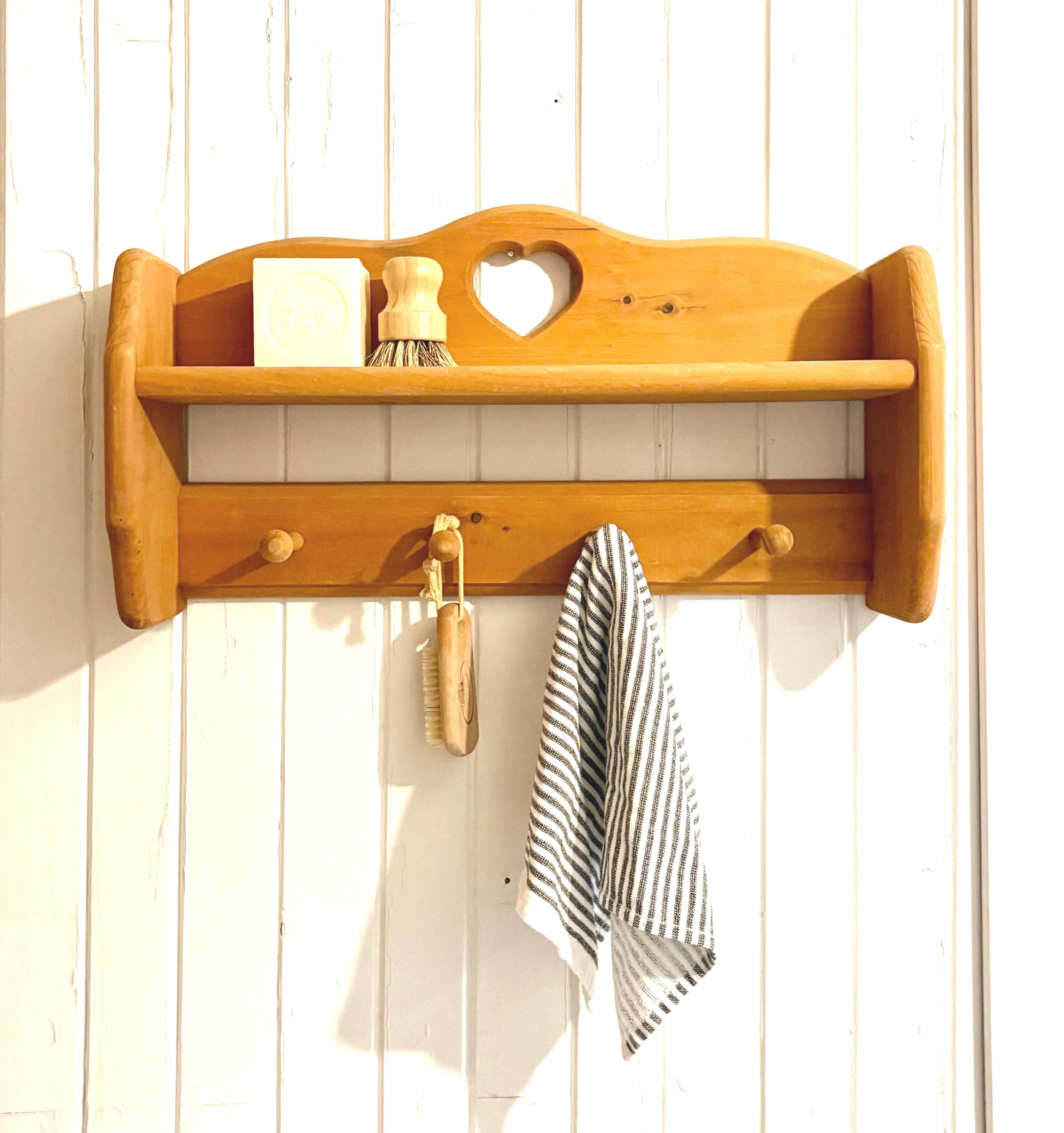ハート型カットアウト付き木製シェルフ Vintage Solid Pine Wall Shelf With Heart Cutout, 4 Peg Rail Rustic