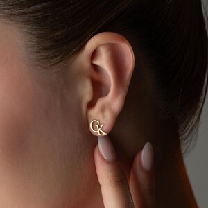 イニシャルピアス、スタッドピアス、スターリングシルバーのイニシャルピアス、パーソナライズされたダブルイニシャルピアス、ゴールドの2文字スタッドピアス