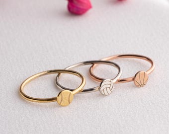 Anillo deportivo delicado de plata esterlina: Baloncesto, voleibol, sóftbol.